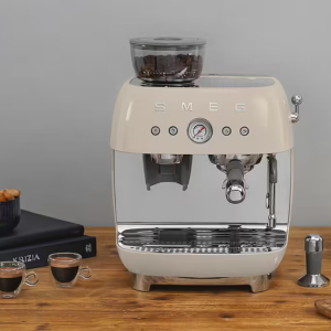 Smeg Espressomaschine EGF03 Crème